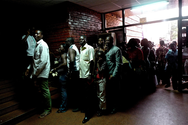 Fespaco 2009 : la file d’attente © Isabelle Gourmelon