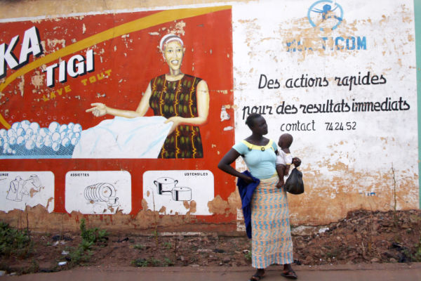 Femme-mur, Bamako, novembre 2011 © Léonore Branche