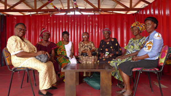 Association béninoise des institutrices %22Raconte moi l'indépendance%22, Cotonou, 2010 © Isabelle Gourmelon